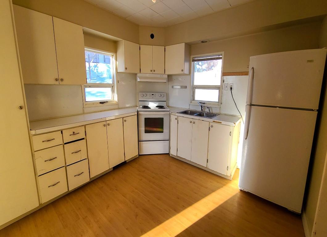 402 Cranbrook Street, Kimberley, BC - Indoor Photo Showing Kitchen With Double Sink