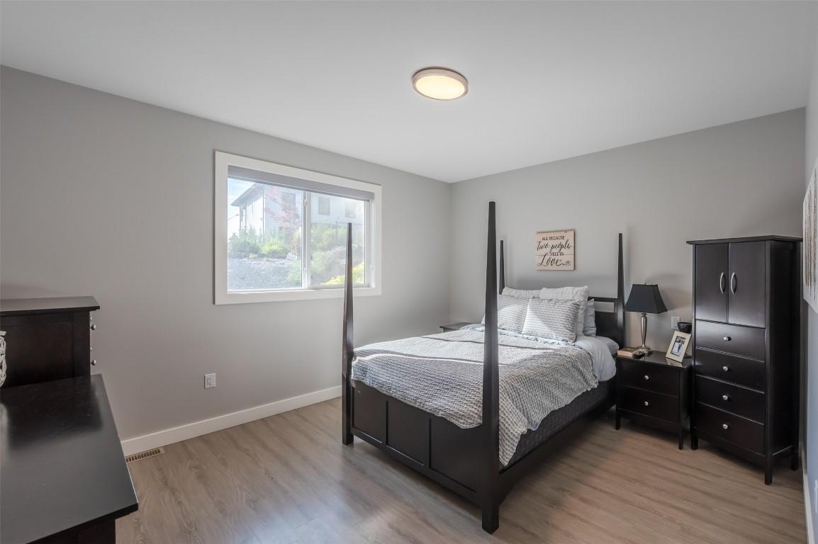 2749 Evergreen Drive, Penticton, BC - Indoor Photo Showing Bedroom