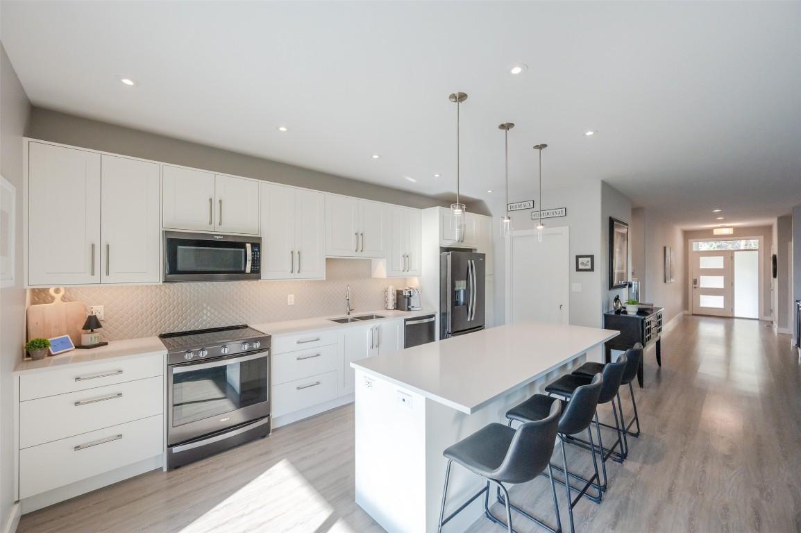 2749 Evergreen Drive, Penticton, BC - Indoor Photo Showing Kitchen With Upgraded Kitchen