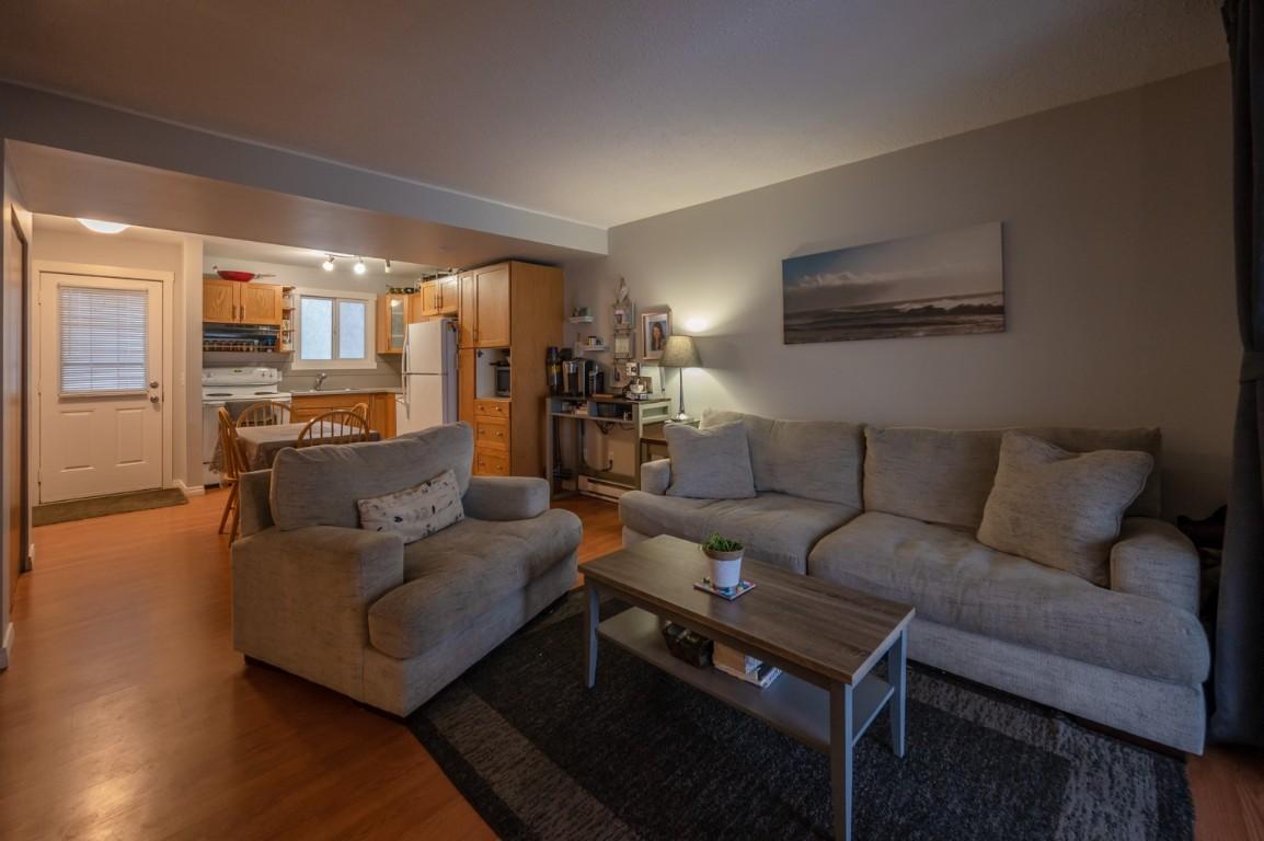 43-2250 Baskin Street, Penticton, BC - Indoor Photo Showing Living Room