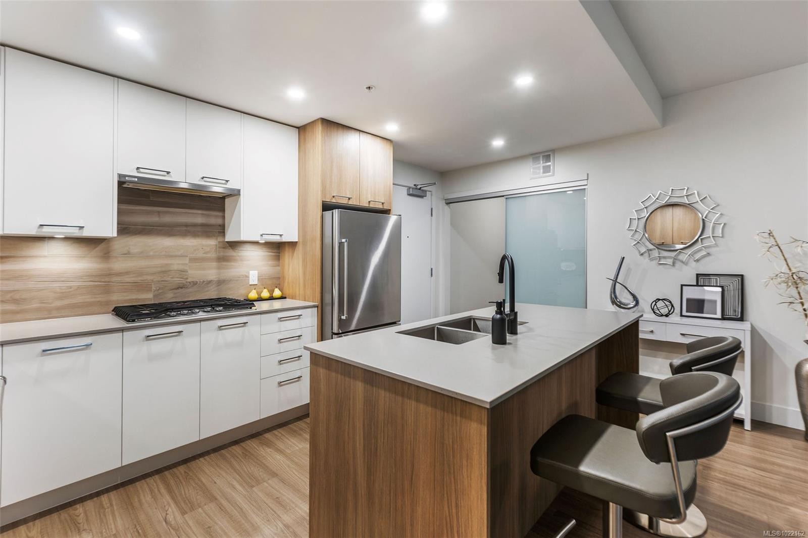 211-960 Reunion Ave, Langford, BC - Indoor Photo Showing Kitchen With Double Sink
