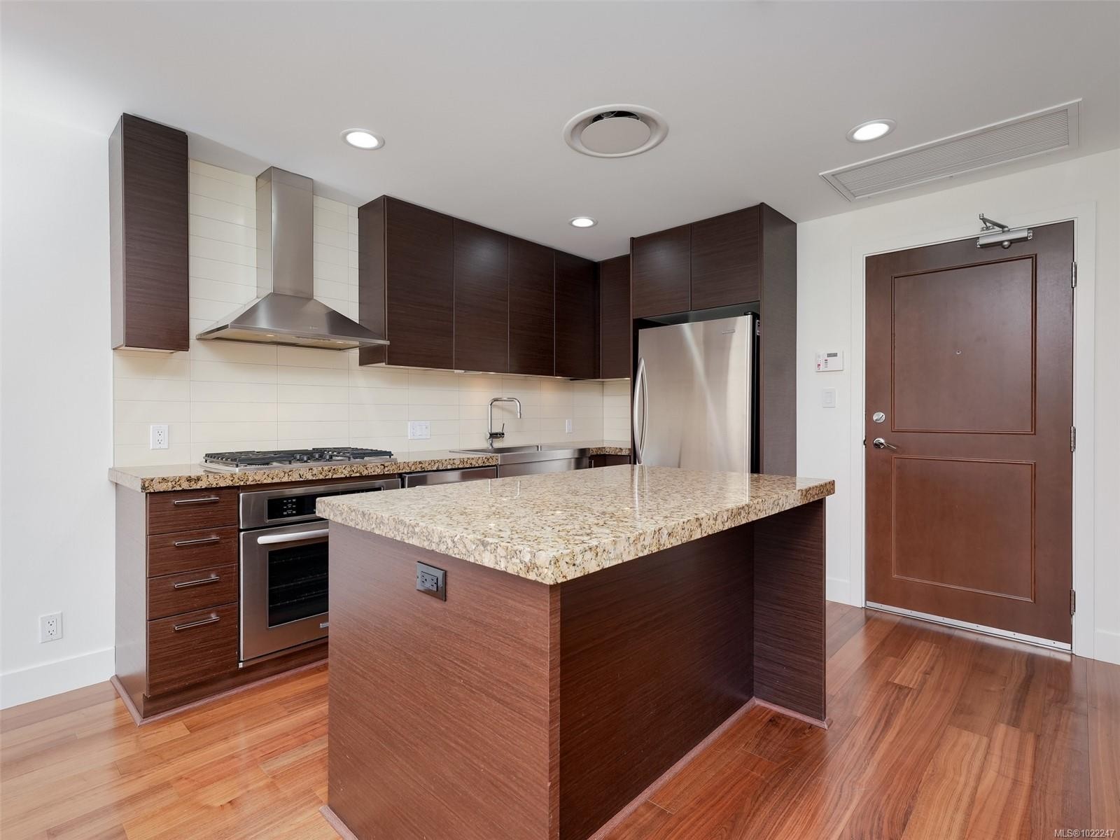218-1400 Lynburne Pl, Langford, BC - Indoor Photo Showing Kitchen With Upgraded Kitchen