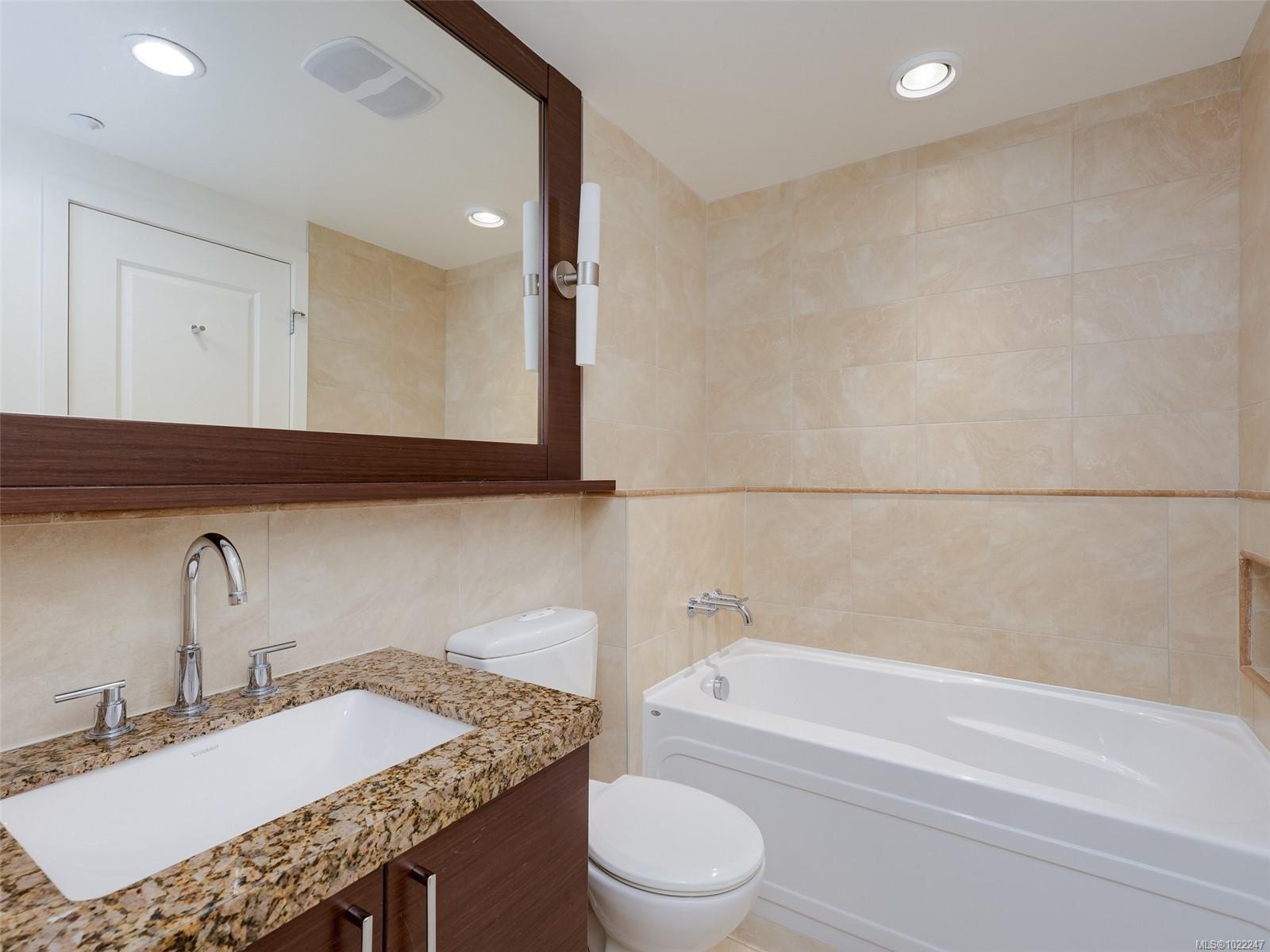 218-1400 Lynburne Pl, Langford, BC - Indoor Photo Showing Bathroom