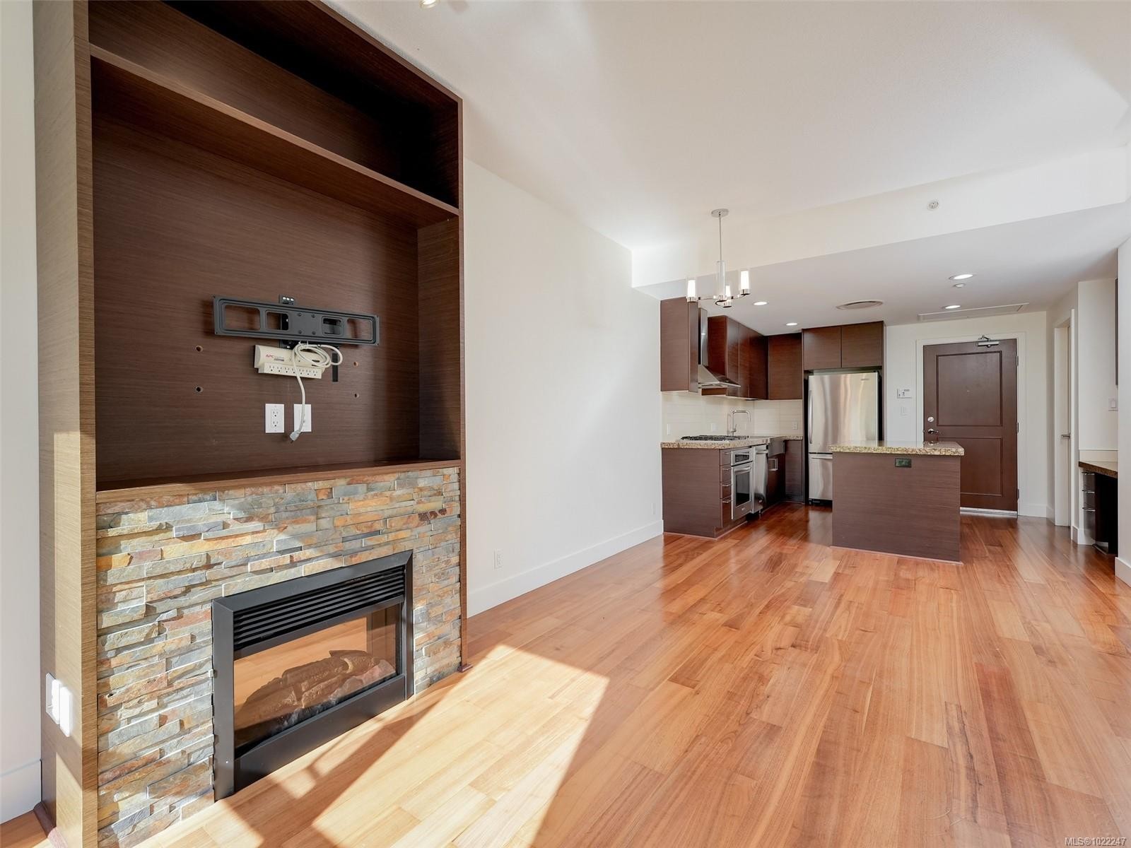 218-1400 Lynburne Pl, Langford, BC - Indoor Photo Showing Living Room With Fireplace