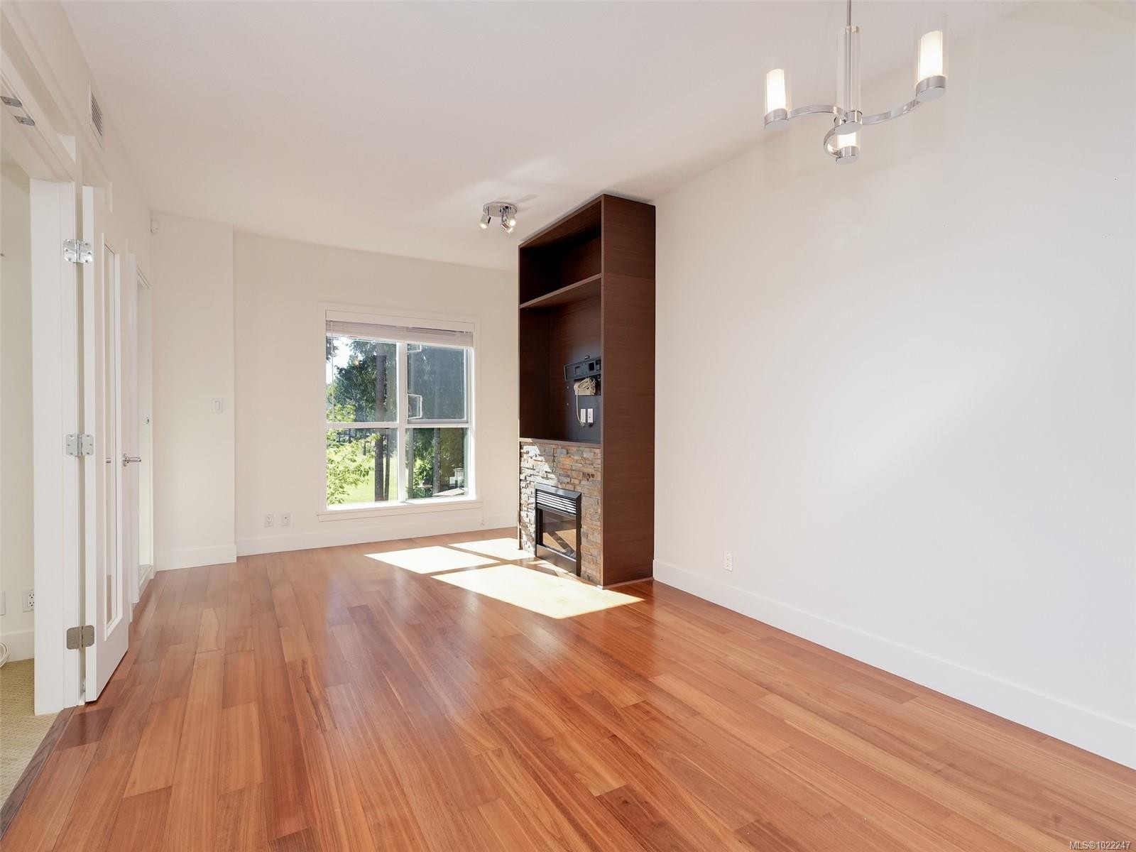 218-1400 Lynburne Pl, Langford, BC - Indoor With Fireplace