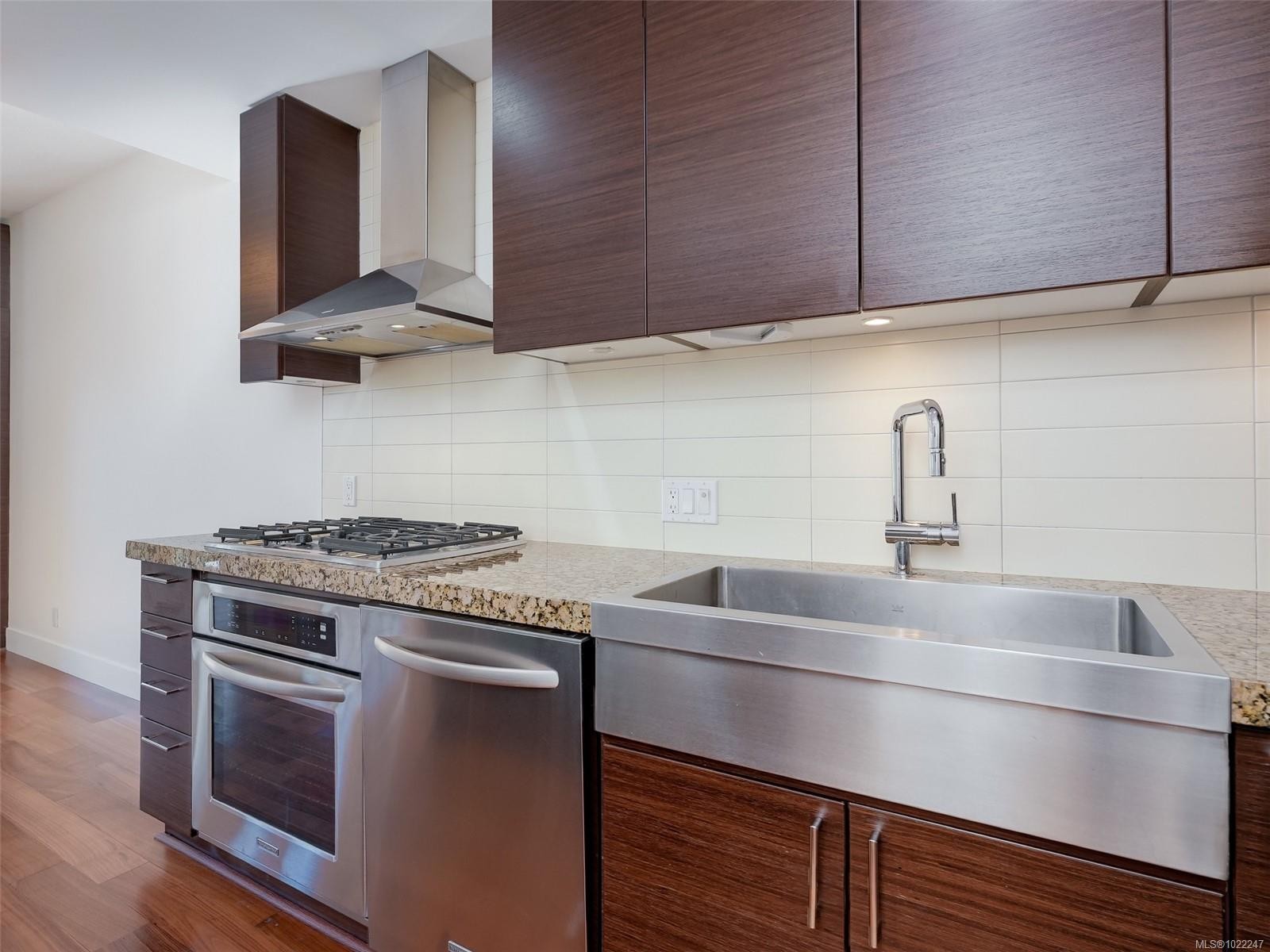 218-1400 Lynburne Pl, Langford, BC - Indoor Photo Showing Kitchen With Double Sink With Upgraded Kitchen