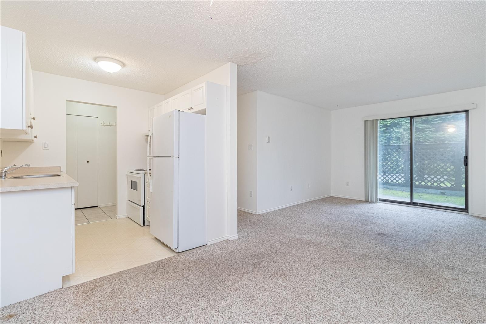 301-3251 Cowichan Lake Rd, Duncan, BC - Indoor Photo Showing Kitchen