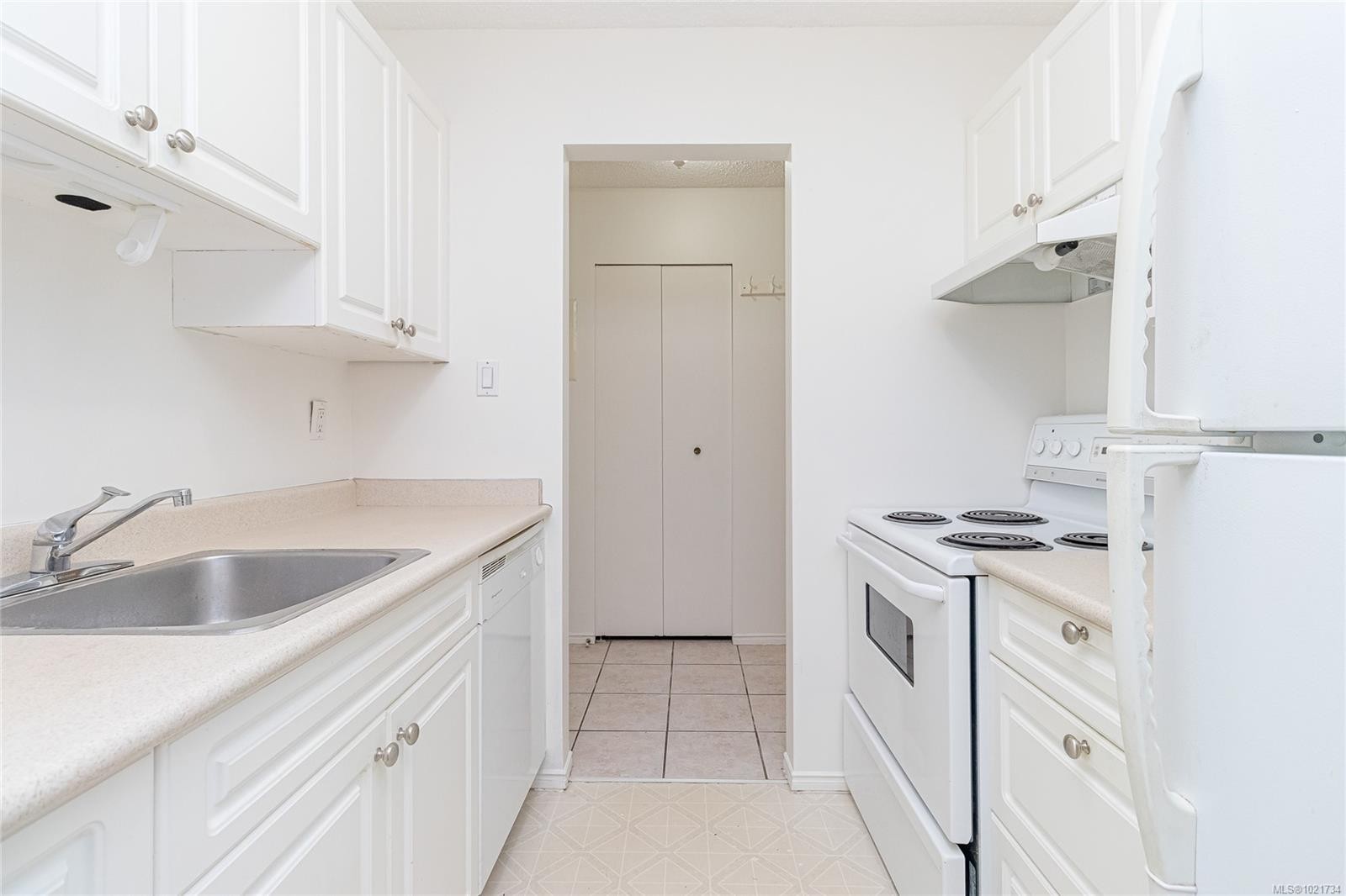 301-3251 Cowichan Lake Rd, Duncan, BC - Indoor Photo Showing Kitchen