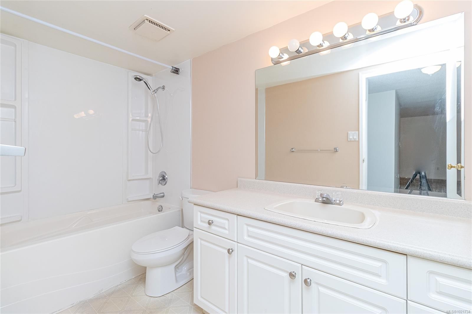 301-3251 Cowichan Lake Rd, Duncan, BC - Indoor Photo Showing Bathroom
