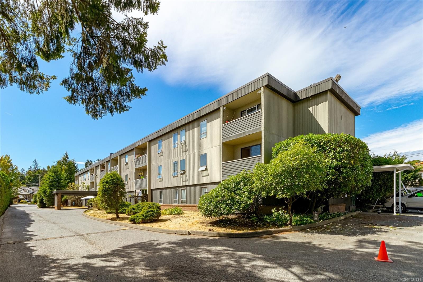 301-3251 Cowichan Lake Rd, Duncan, BC - Outdoor With Balcony With Facade