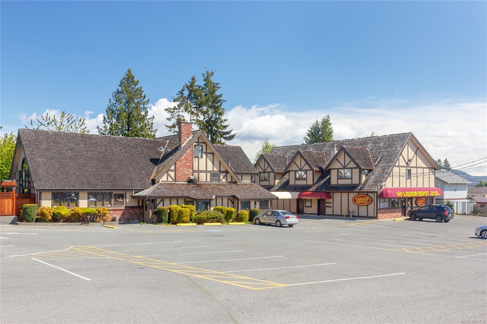 301-3251 Cowichan Lake Rd, Duncan, BC - Outdoor With Facade