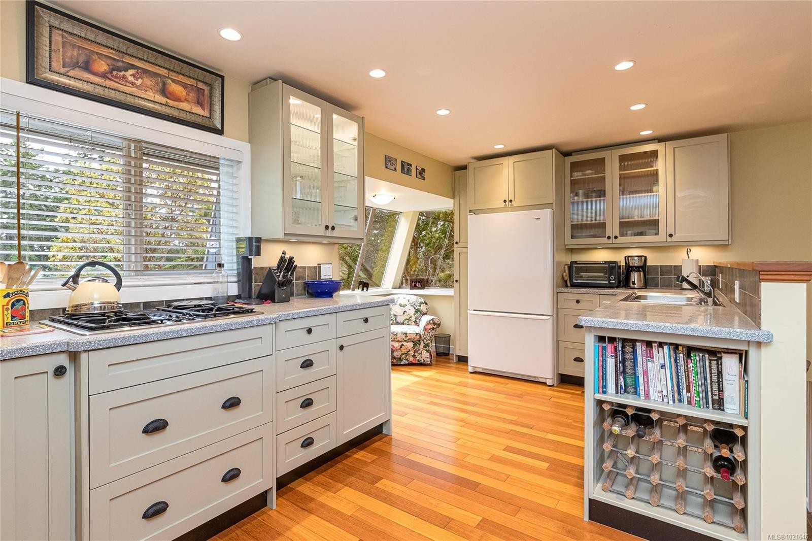 4725 Treetop Hts, Saanich, BC