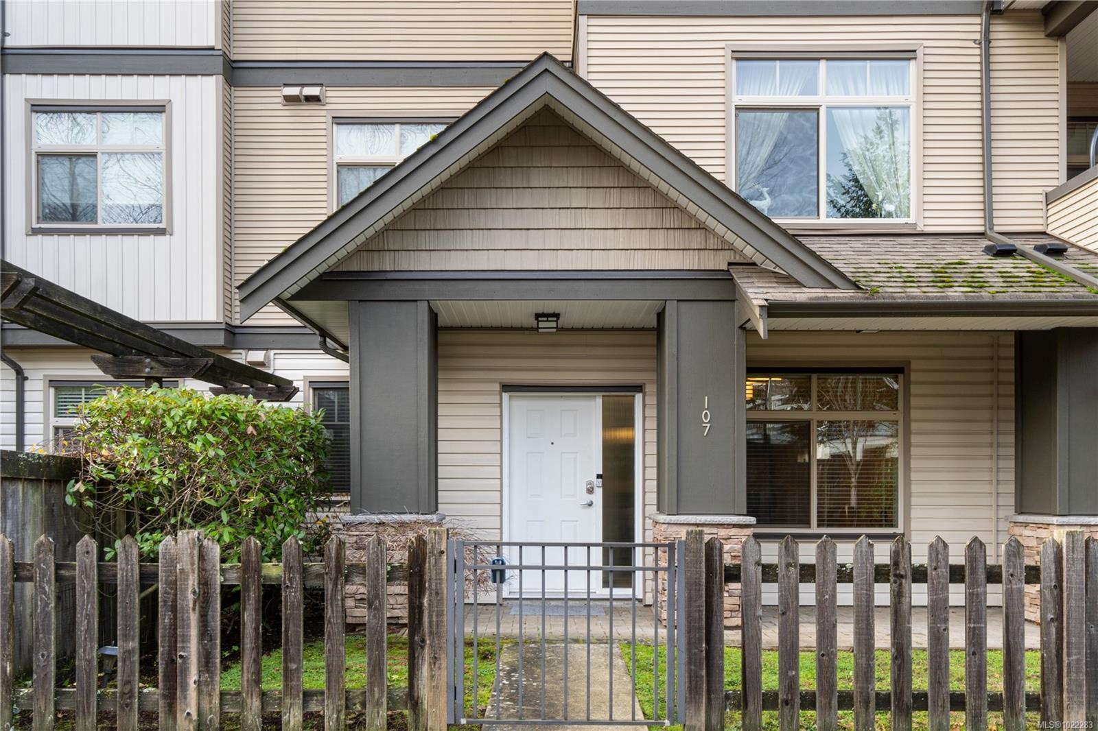 107-2111 Meredith Rd, Nanaimo, BC - Outdoor