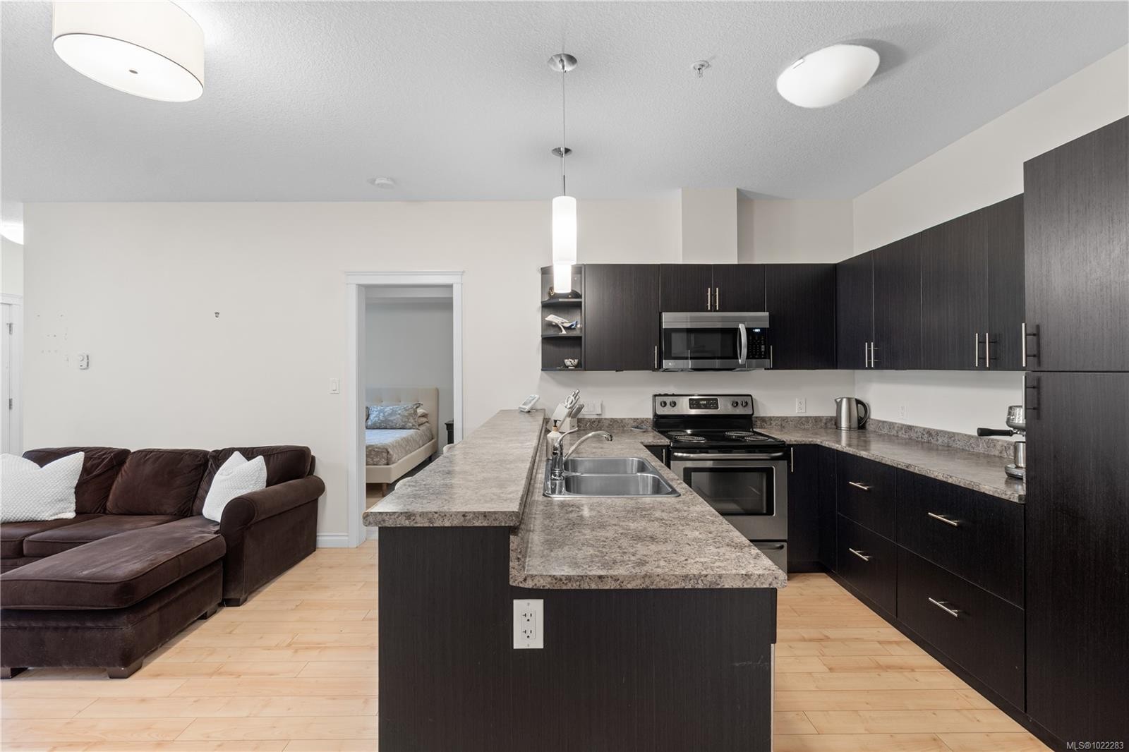 107-2111 Meredith Rd, Nanaimo, BC - Indoor Photo Showing Kitchen With Double Sink With Upgraded Kitchen