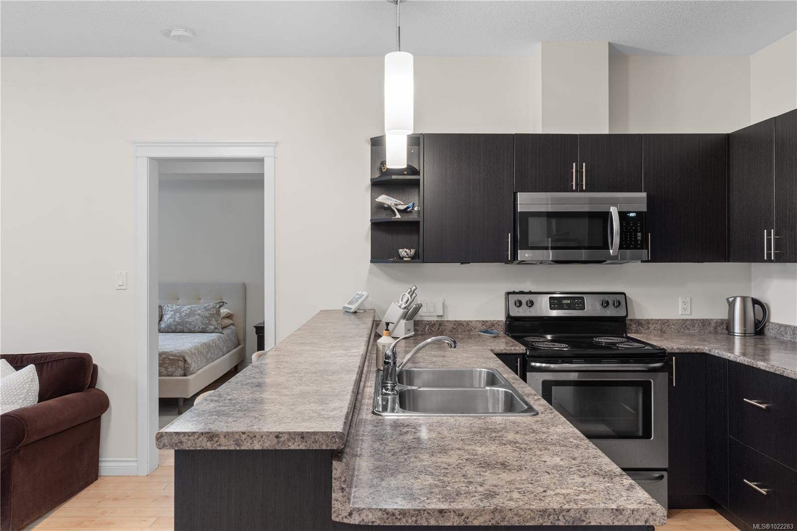107-2111 Meredith Rd, Nanaimo, BC - Indoor Photo Showing Kitchen With Double Sink With Upgraded Kitchen