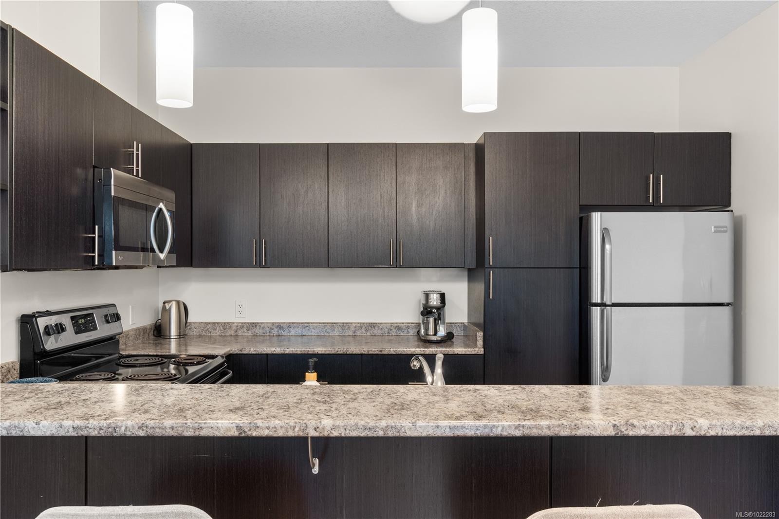107-2111 Meredith Rd, Nanaimo, BC - Indoor Photo Showing Kitchen With Double Sink With Upgraded Kitchen