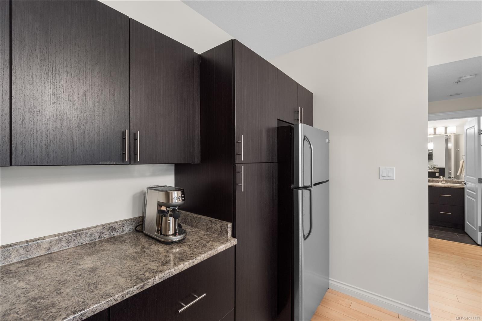 107-2111 Meredith Rd, Nanaimo, BC - Indoor Photo Showing Kitchen