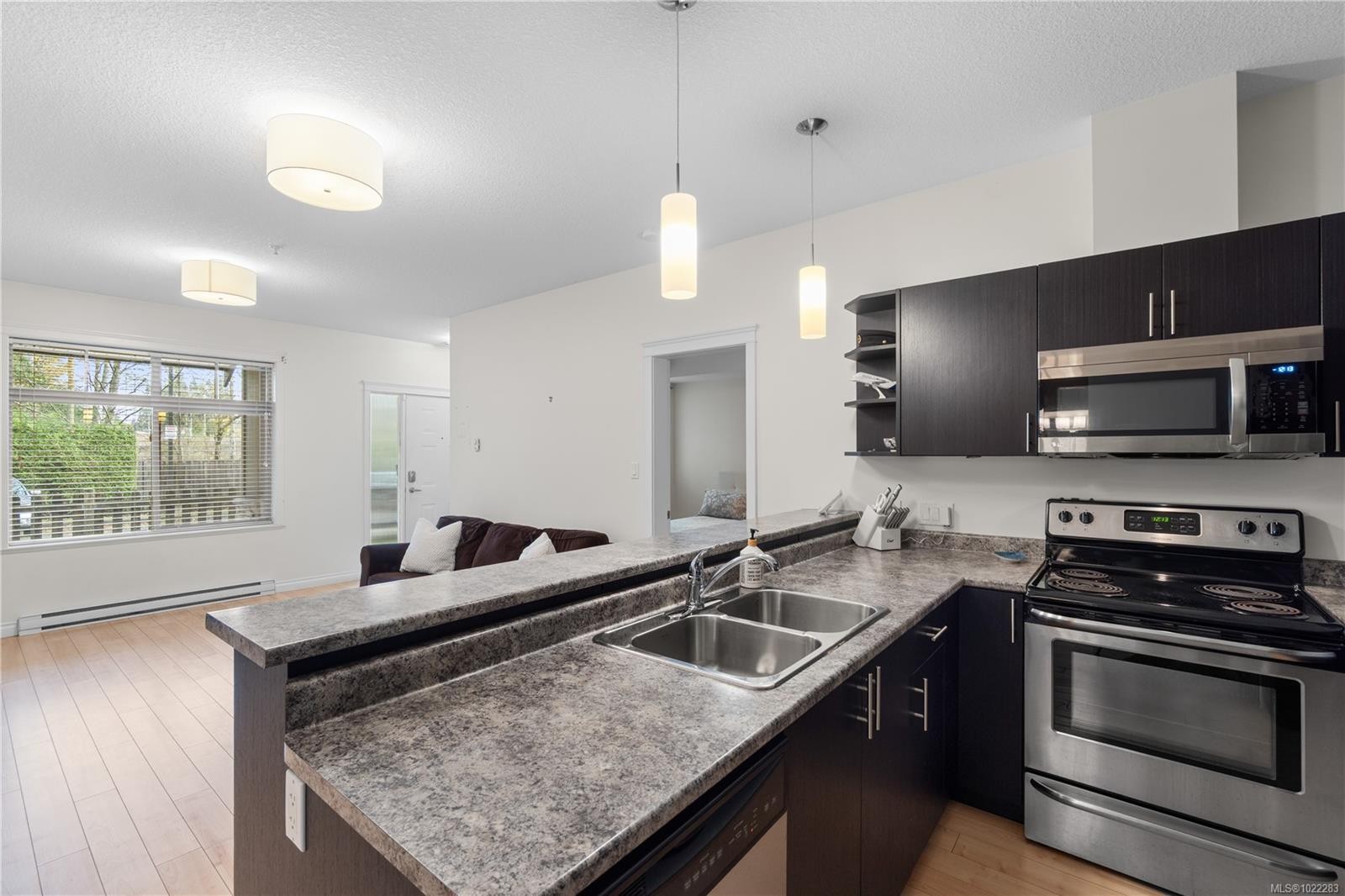 107-2111 Meredith Rd, Nanaimo, BC - Indoor Photo Showing Kitchen With Double Sink With Upgraded Kitchen
