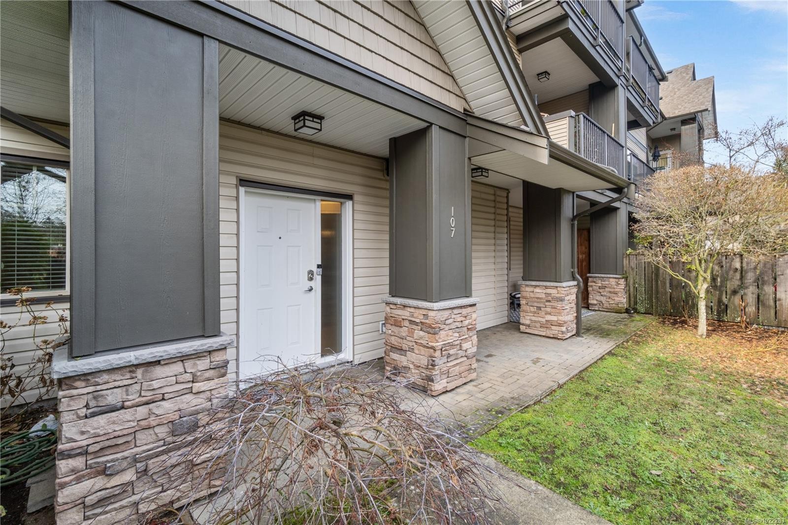 107-2111 Meredith Rd, Nanaimo, BC - Outdoor