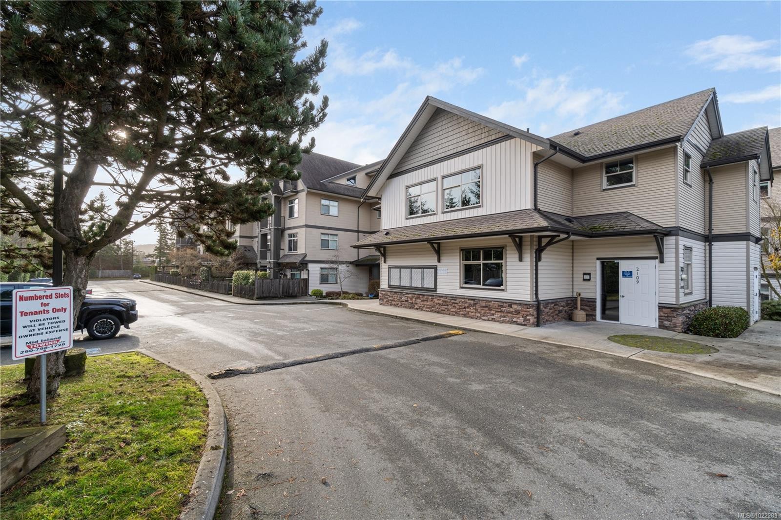 107-2111 Meredith Rd, Nanaimo, BC - Outdoor With Facade