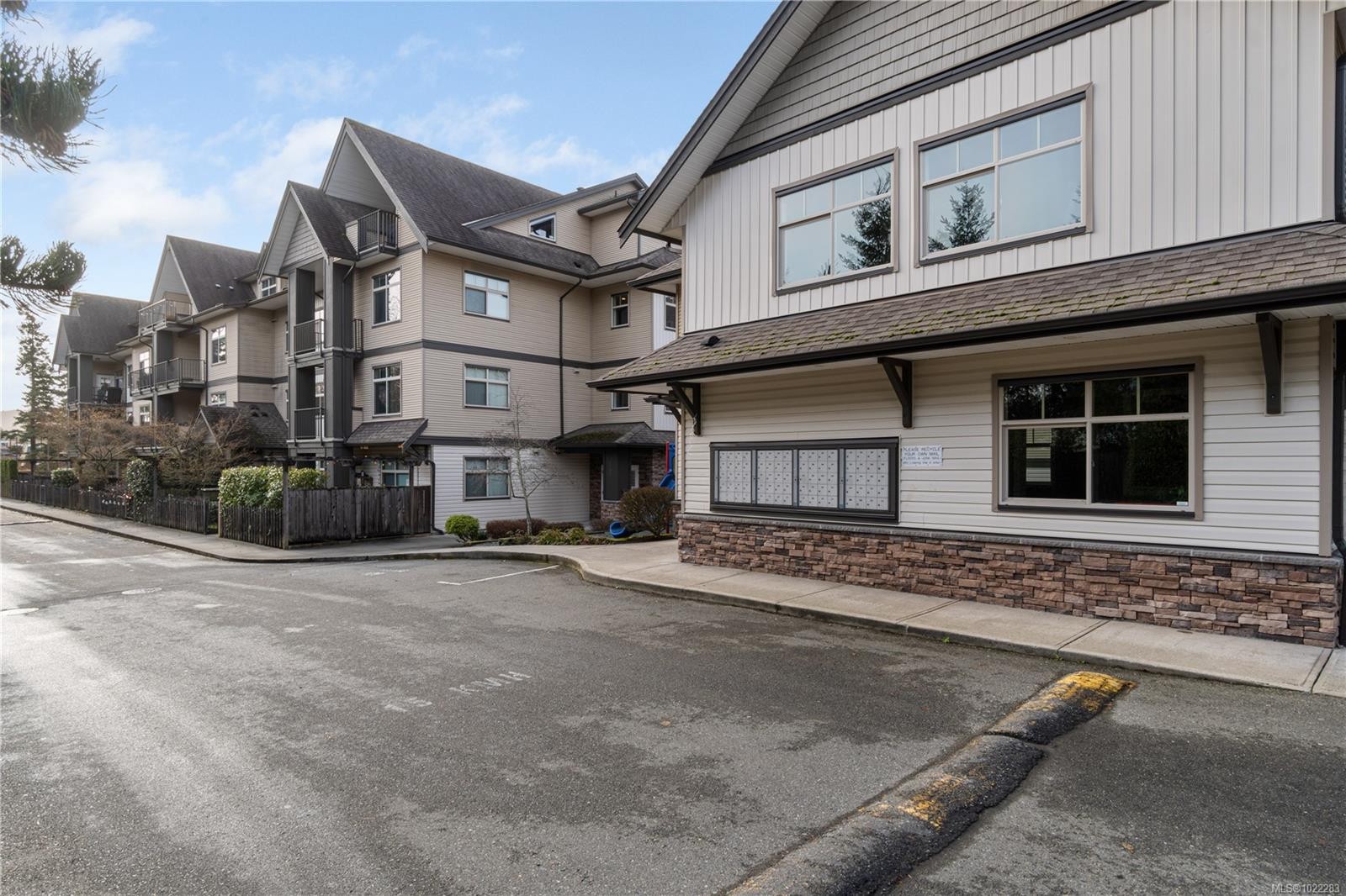 107-2111 Meredith Rd, Nanaimo, BC - Outdoor With Facade