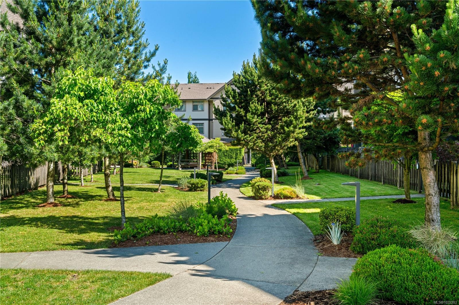 107-2111 Meredith Rd, Nanaimo, BC - Outdoor