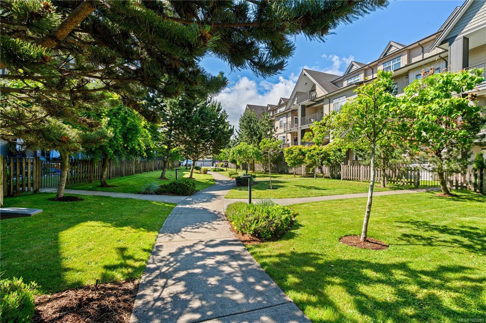 107-2111 Meredith Rd, Nanaimo, BC - Outdoor