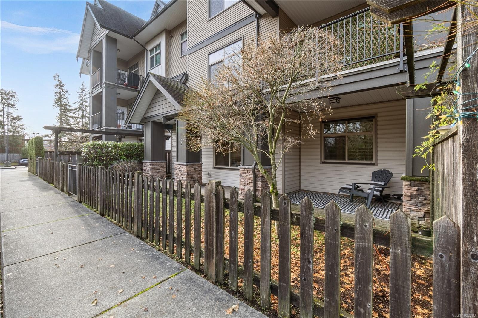 107-2111 Meredith Rd, Nanaimo, BC - Outdoor