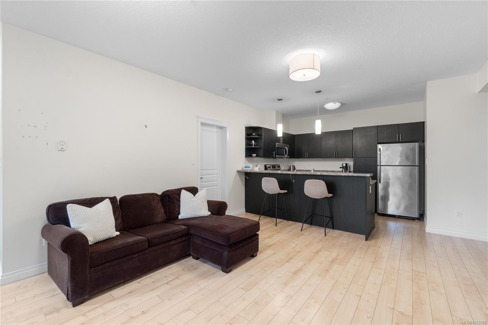 107-2111 Meredith Rd, Nanaimo, BC - Indoor