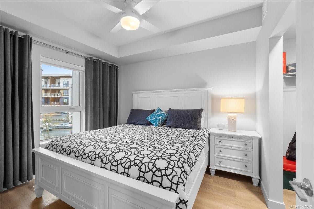 208N-164 Alberni Hwy, Parksville, BC - Indoor Photo Showing Bedroom