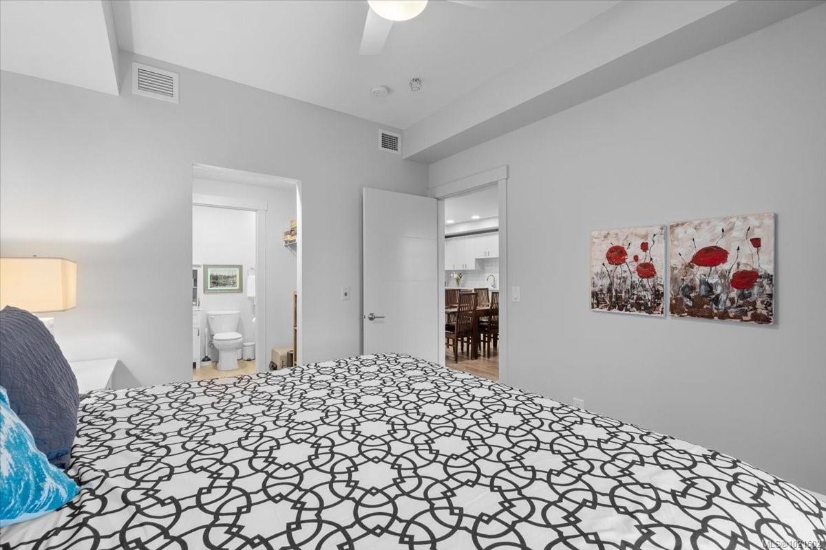 208N-164 Alberni Hwy, Parksville, BC - Indoor Photo Showing Bedroom