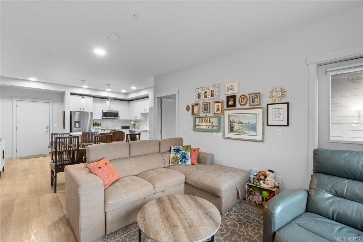 208N-164 Alberni Hwy, Parksville, BC - Indoor Photo Showing Living Room