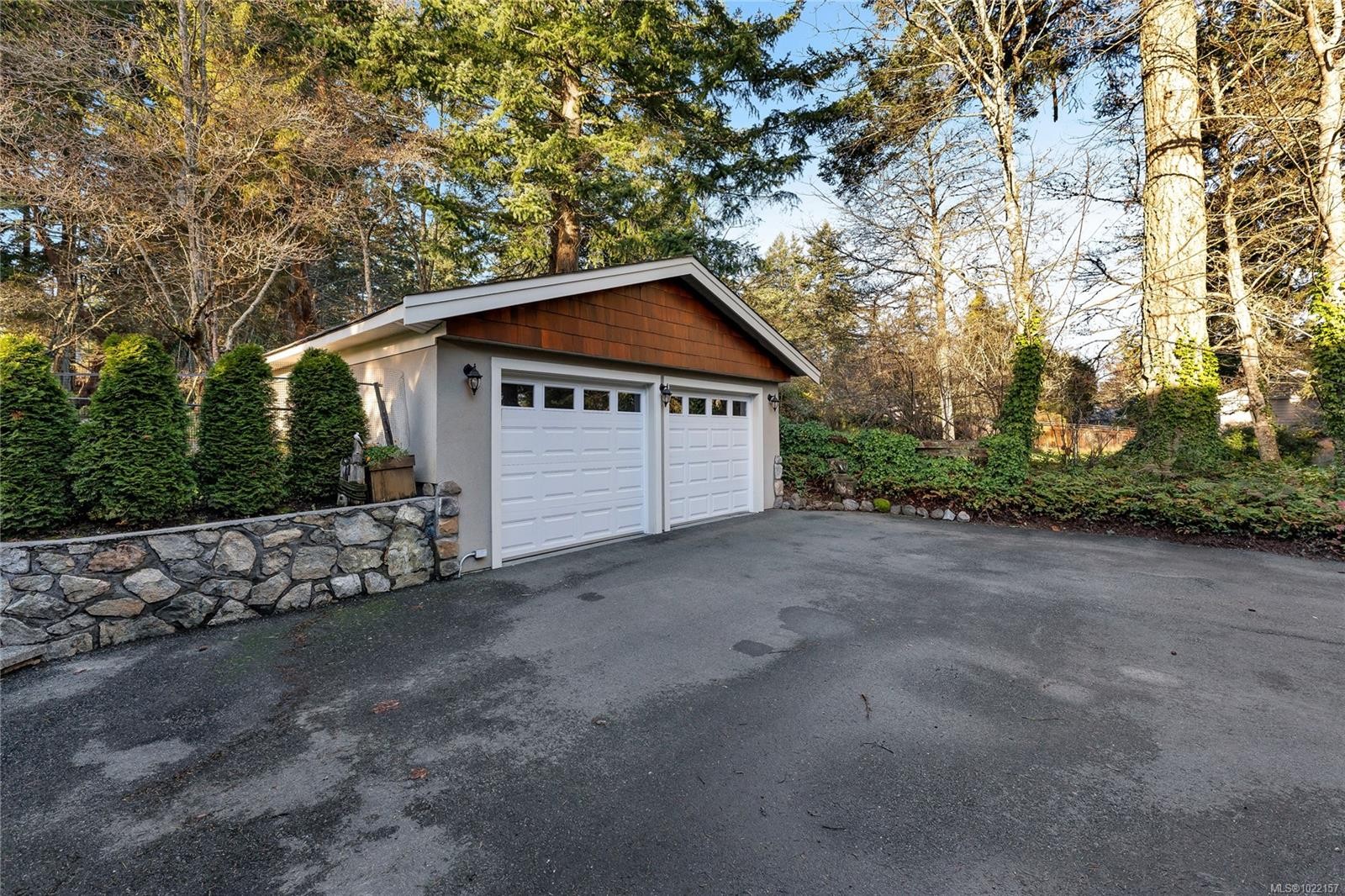 2229 Arbutus Rd, Saanich, BC