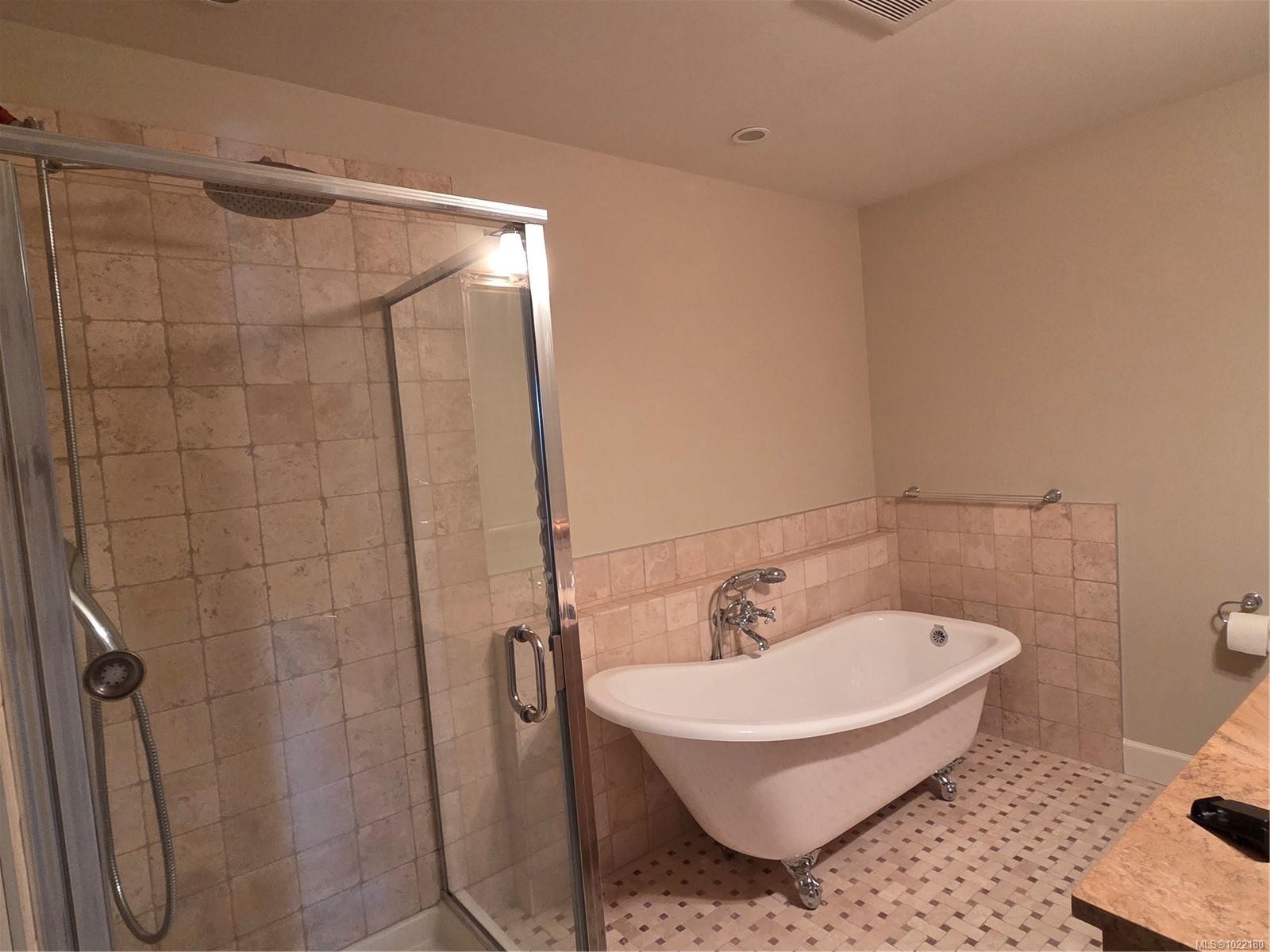 305-2006 Troon Crt, Langford, BC - Indoor Photo Showing Bathroom