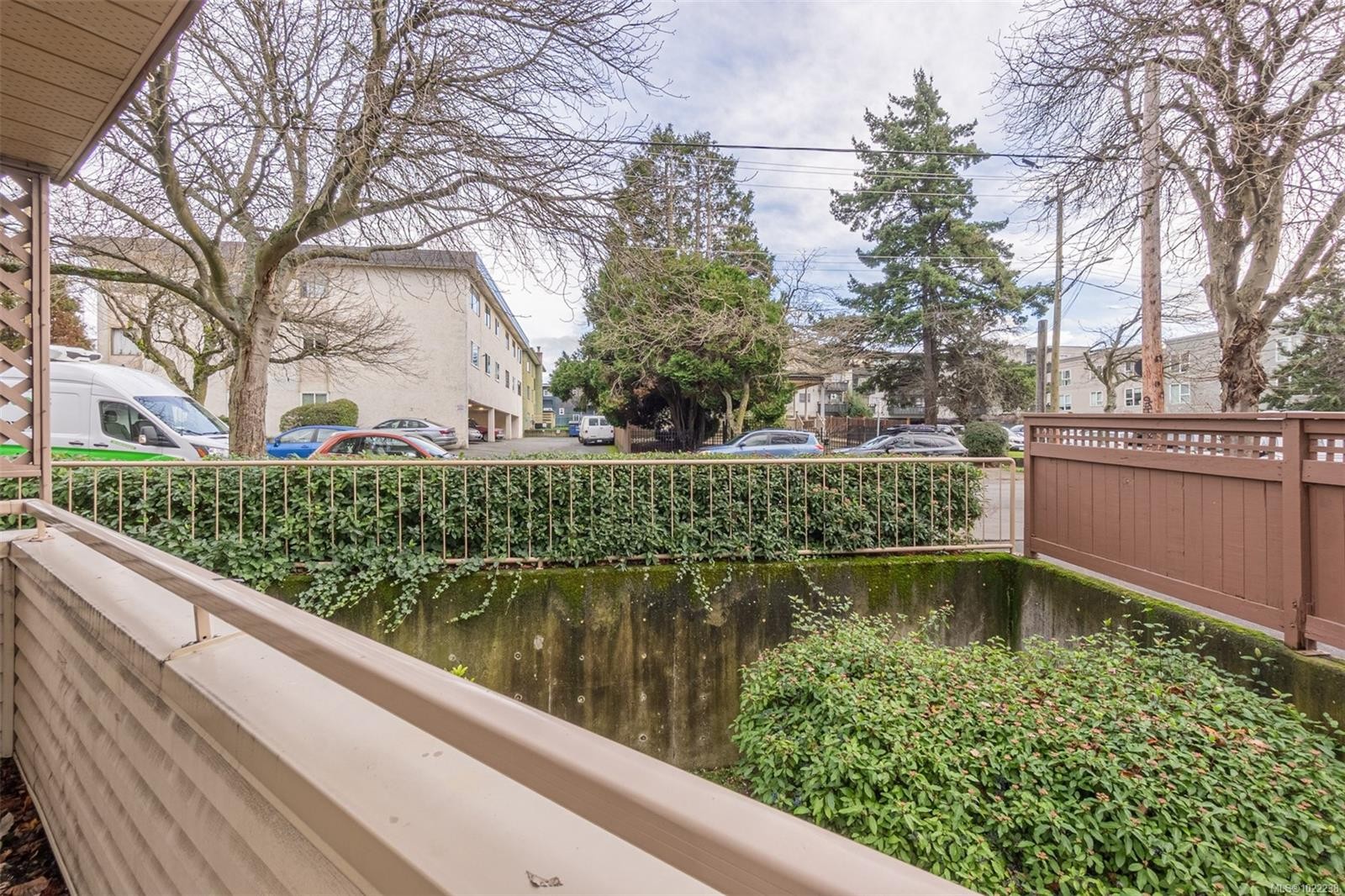 201-1055 Hillside Ave, Victoria, BC - Outdoor