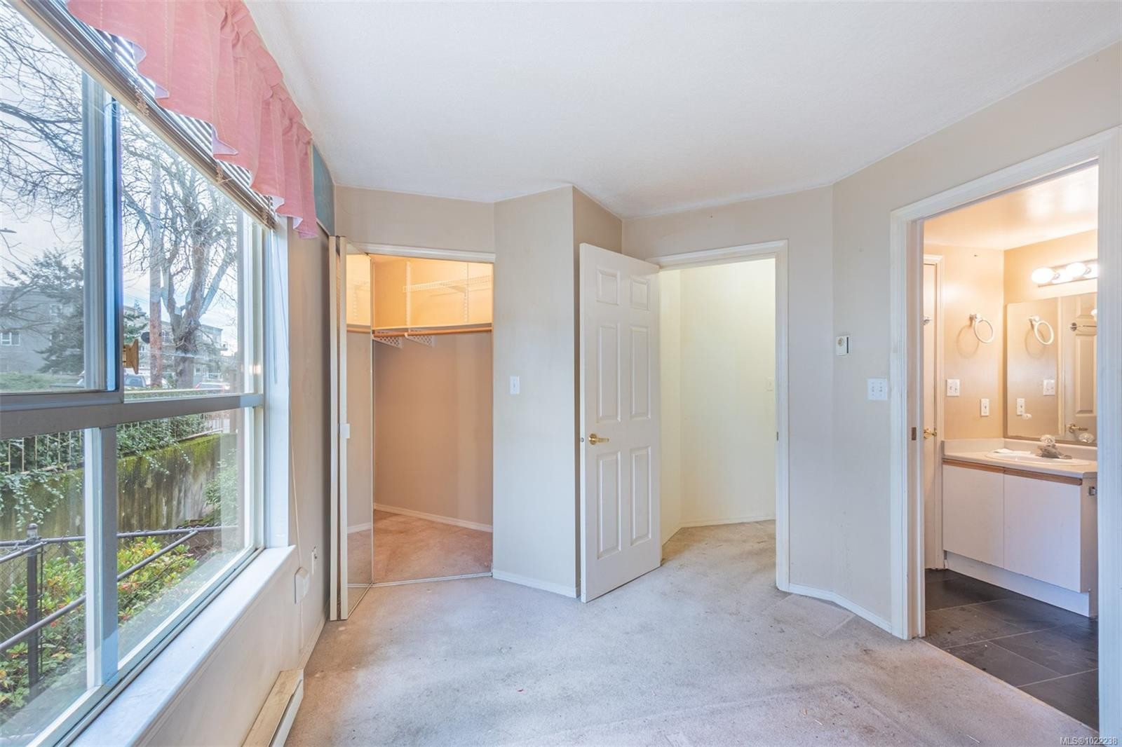 201-1055 Hillside Ave, Victoria, BC - Indoor Photo Showing Other Room