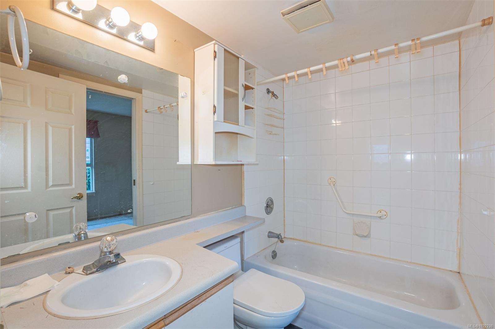 201-1055 Hillside Ave, Victoria, BC - Indoor Photo Showing Bathroom