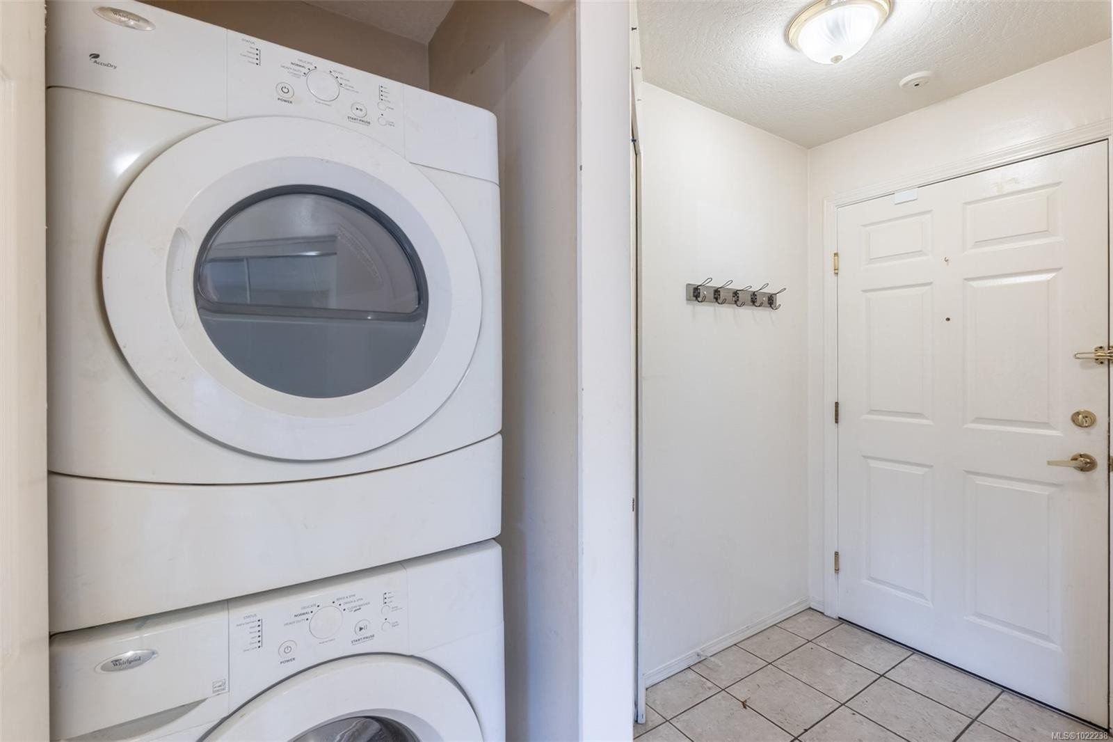 201-1055 Hillside Ave, Victoria, BC - Indoor Photo Showing Laundry Room