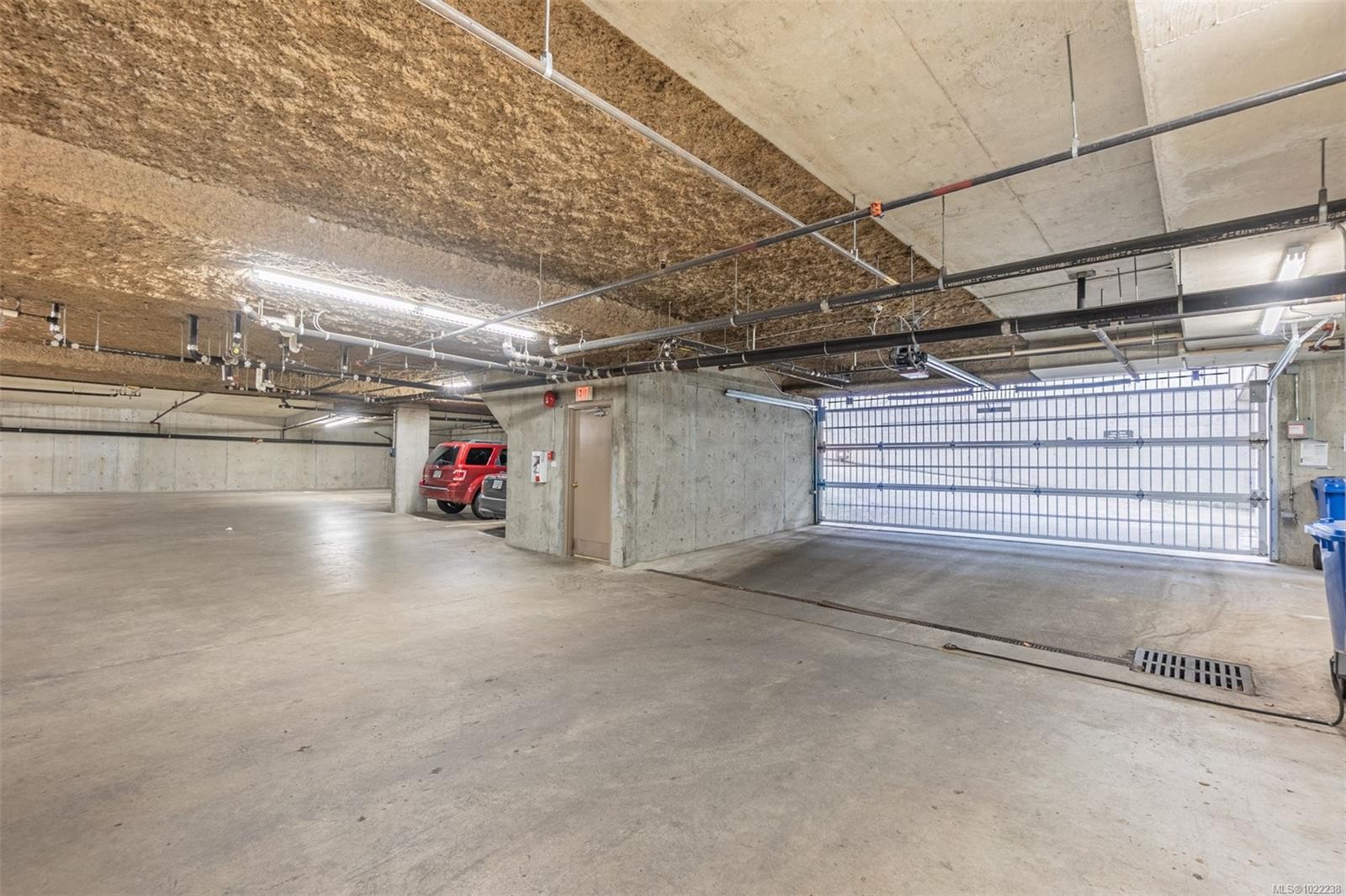 201-1055 Hillside Ave, Victoria, BC - Indoor Photo Showing Garage