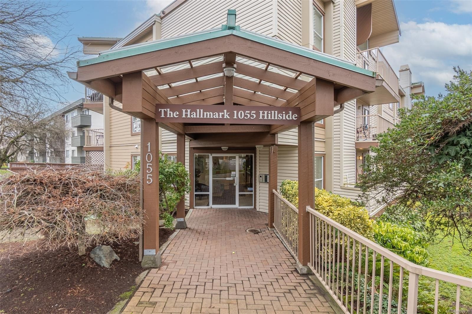 201-1055 Hillside Ave, Victoria, BC - Outdoor