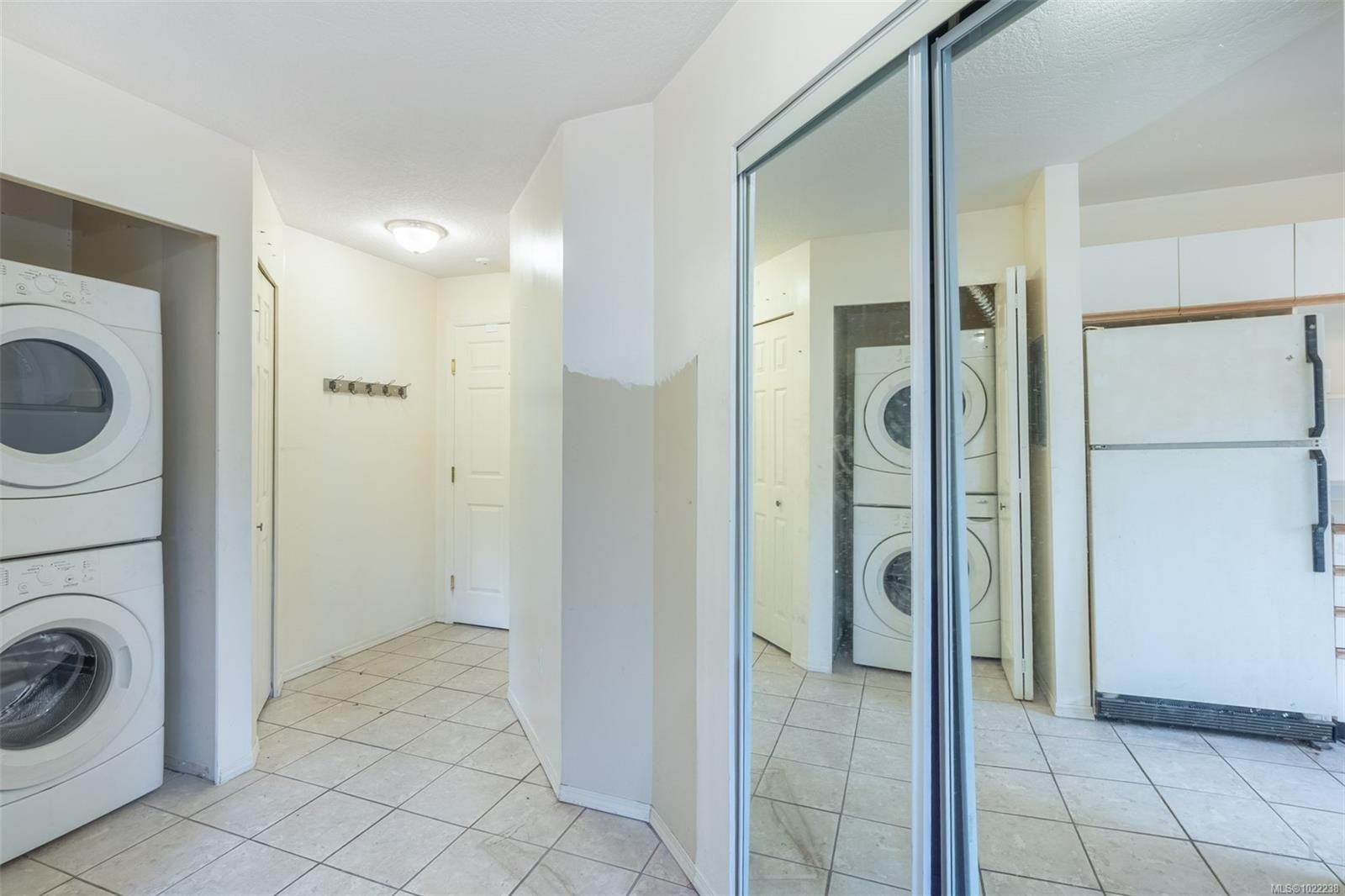201-1055 Hillside Ave, Victoria, BC - Indoor Photo Showing Laundry Room