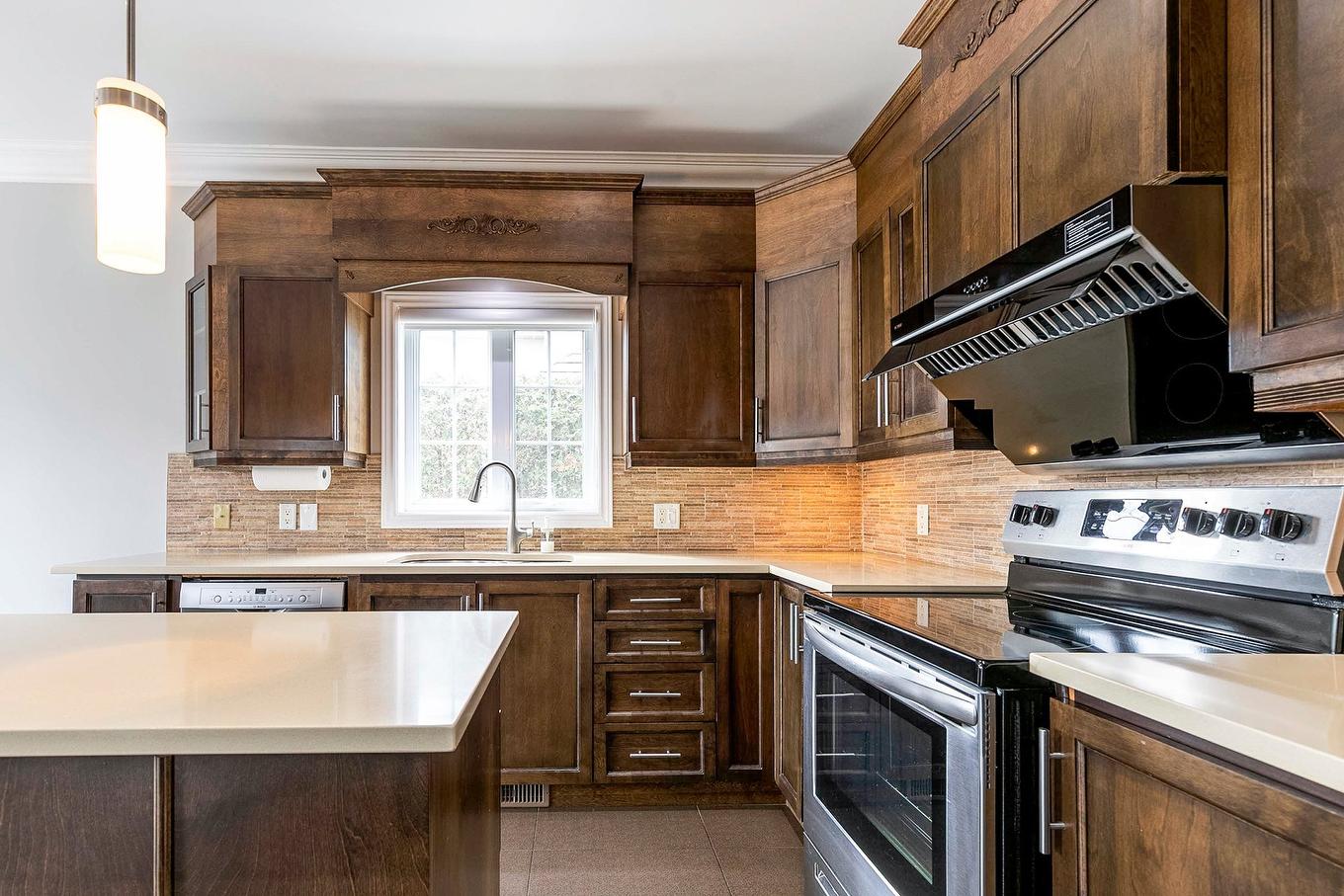 Cuisine - 8 Rue De Josselin, Blainville, QC - Indoor Photo Showing Kitchen With Upgraded Kitchen