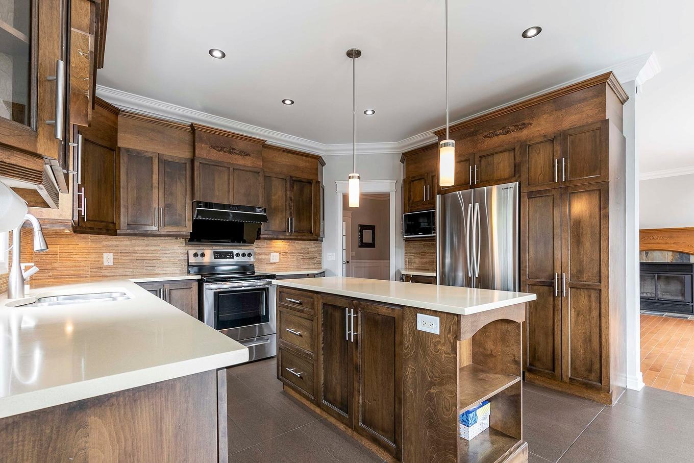 Cuisine - 8 Rue De Josselin, Blainville, QC - Indoor Photo Showing Kitchen With Upgraded Kitchen
