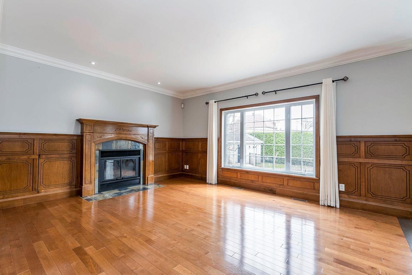 Salon - 8 Rue De Josselin, Blainville, QC - Indoor With Fireplace