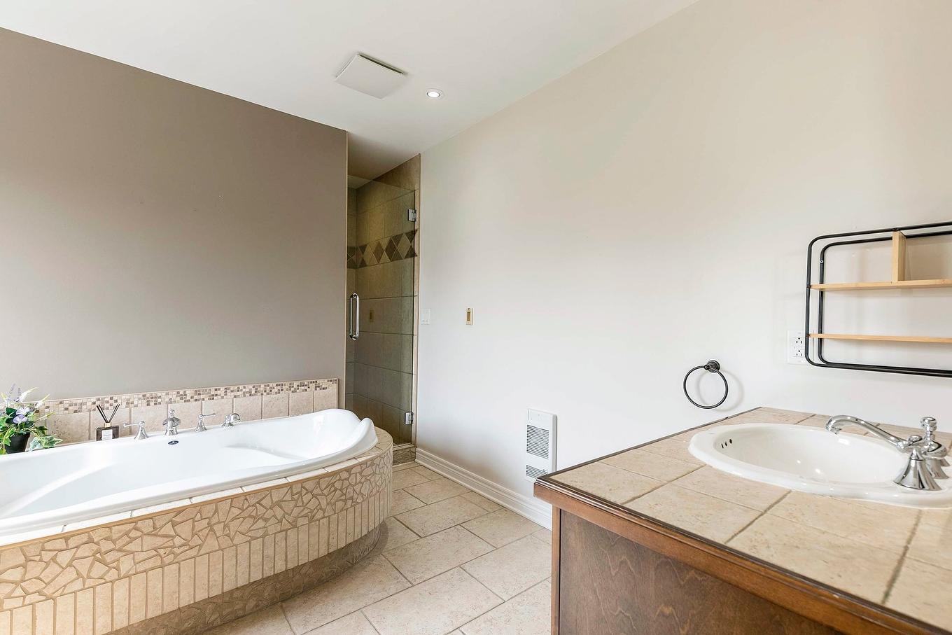 Salle de bains attenante à la CCP - 8 Rue De Josselin, Blainville, QC - Indoor Photo Showing Bathroom