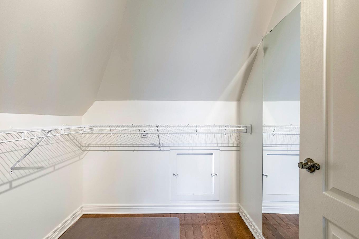 Penderie (Walk-in) - 8 Rue De Josselin, Blainville, QC - Indoor