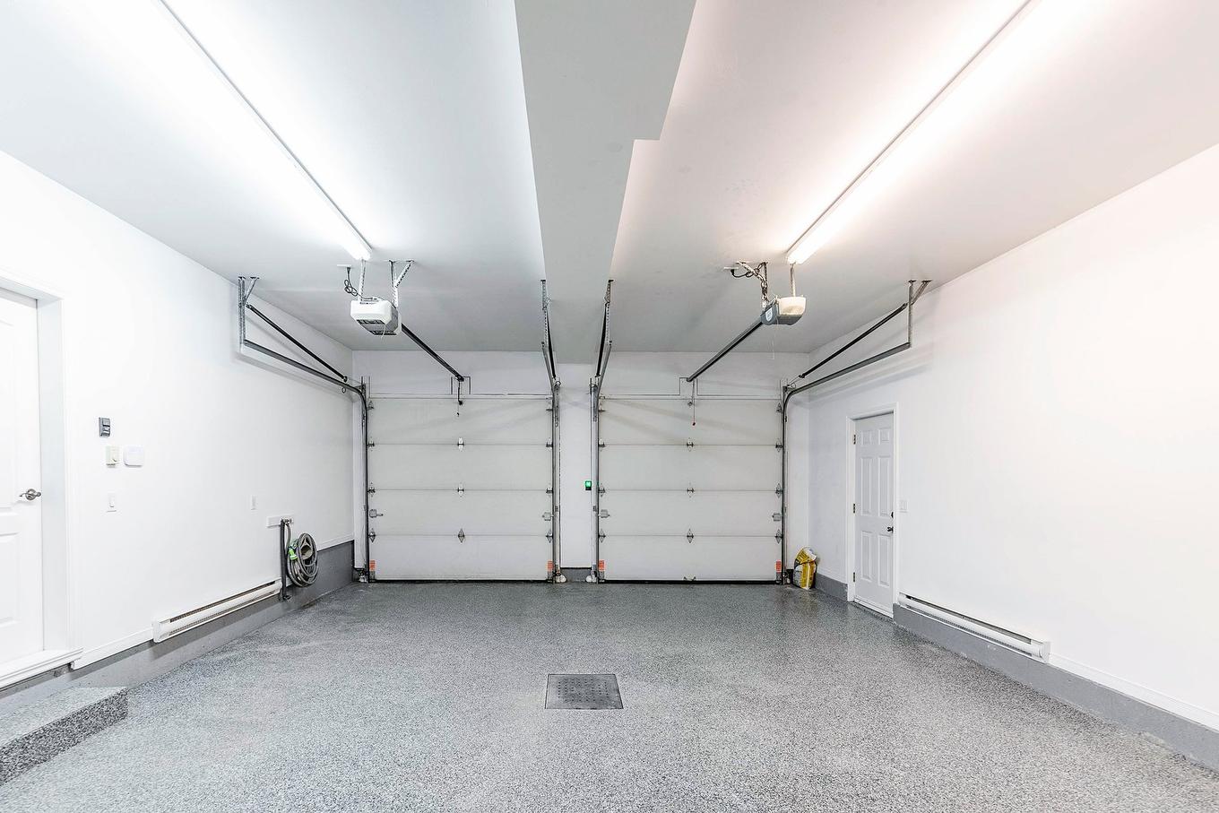 Garage - 8 Rue De Josselin, Blainville, QC - Indoor Photo Showing Garage