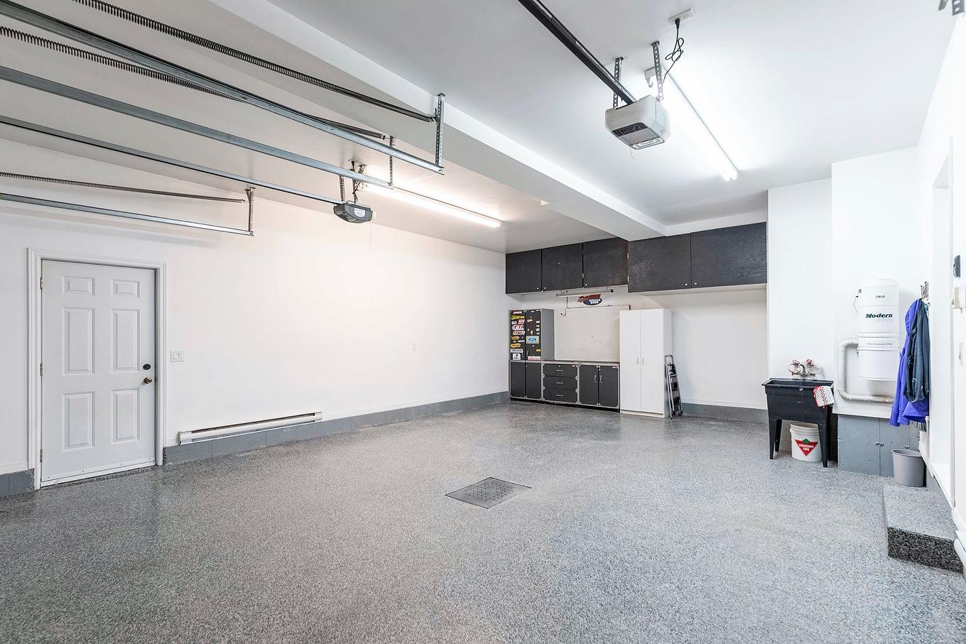 Garage - 8 Rue De Josselin, Blainville, QC - Indoor Photo Showing Garage