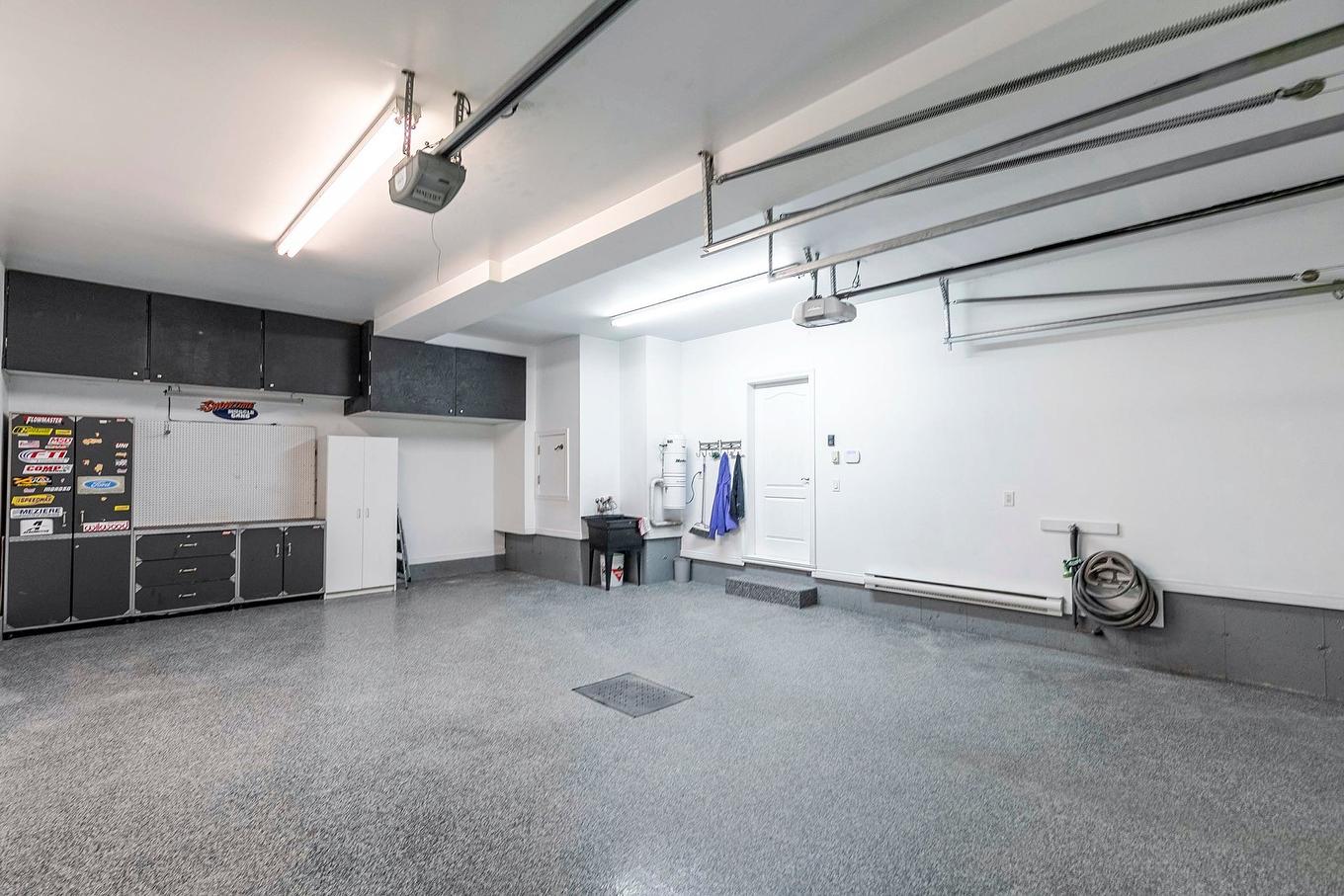 Garage - 8 Rue De Josselin, Blainville, QC - Indoor Photo Showing Garage