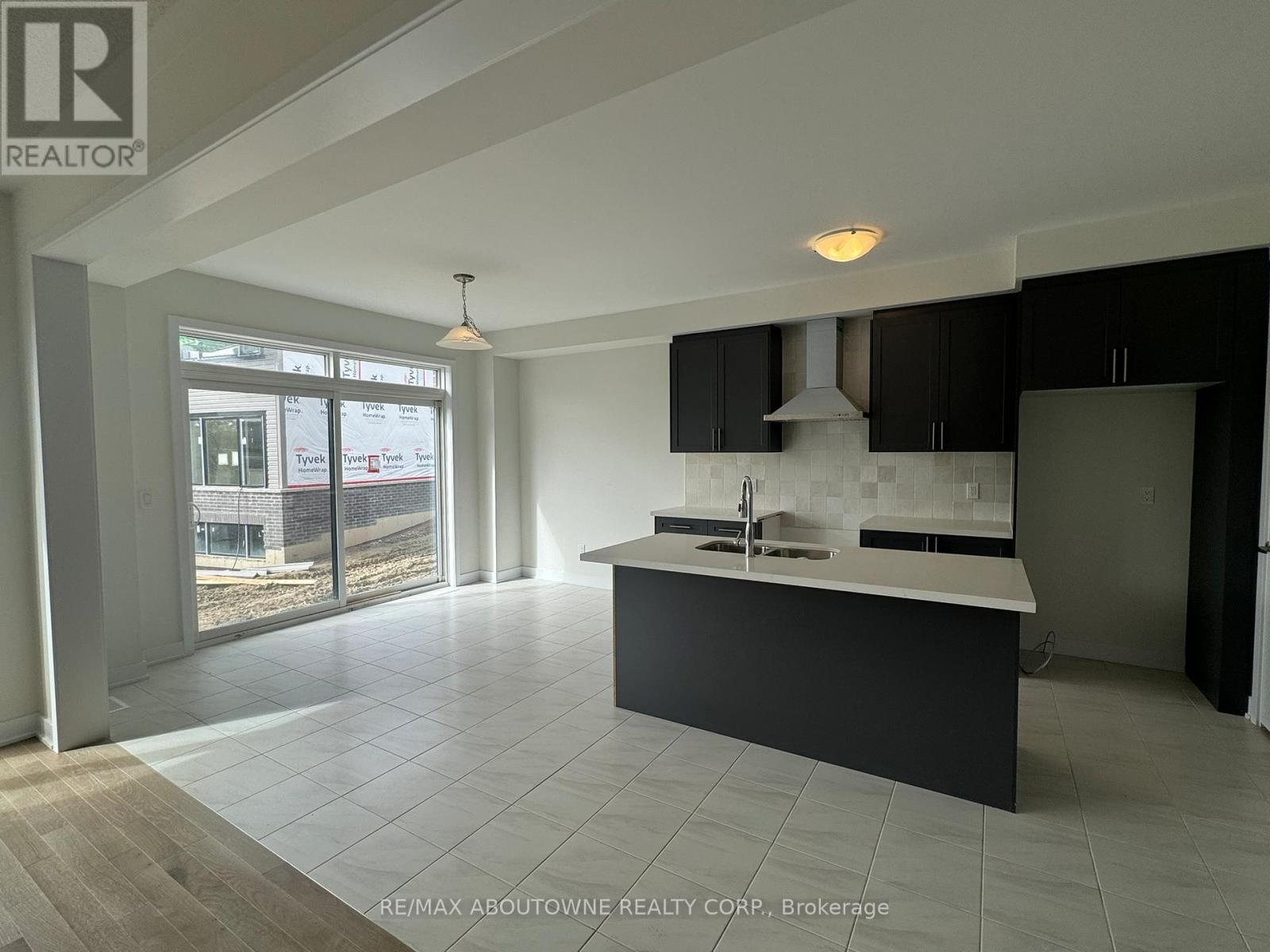 1043 Thompson Drive, Oshawa, ON - Indoor Photo Showing Kitchen With Double Sink